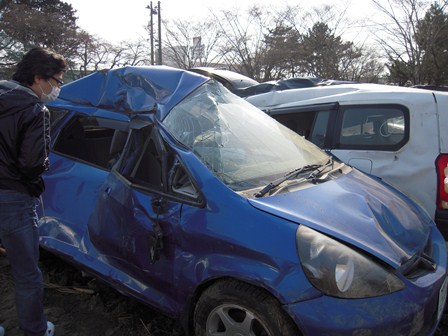 仙台空港近く 津波で流された車 仙台空港近く 津波で流された車